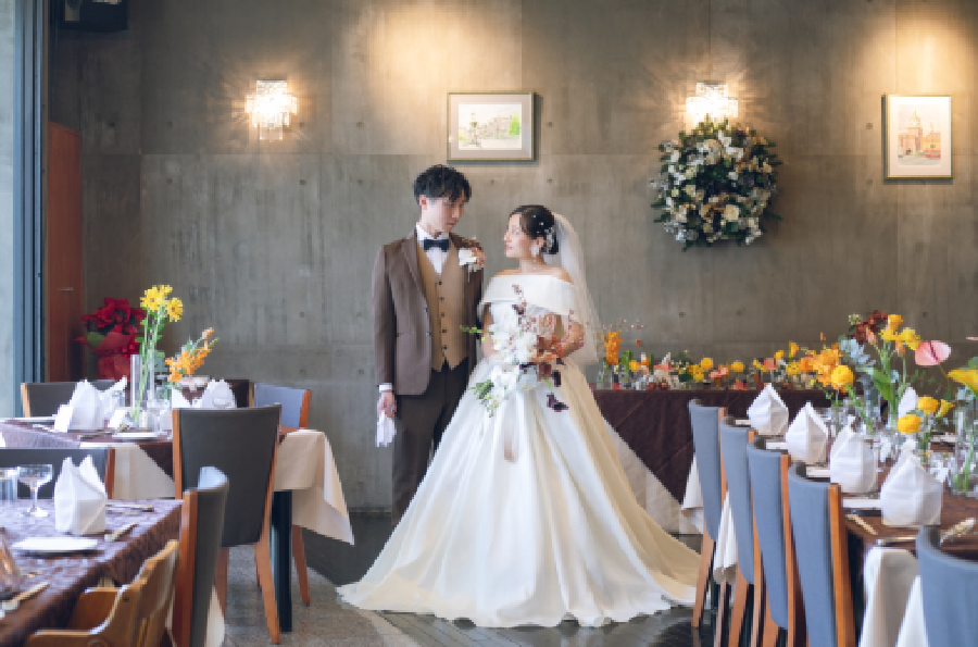 ■高砂とゲストとの距離が近く、アットホームかつ高級感もあるパーティーが叶います/大きな窓いっぱいに広がる街路樹を眺めながら大切な人々と落ち着いてお料理をお召し上がりいただけます