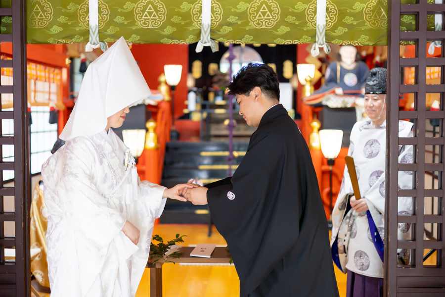 【家族婚・少人数婚に優しい柔軟な対応とシンプルな挙式】収容人数は最大40名ほどで、家族・親族中心の少人数神前式にぴったり。 挙式のみのシンプルなスタイルから、会食や撮影と組み合わせるプランまで幅広く対応しています。 衣装・着付け・カメラマン持込み可の神社プランも多く、自由度の高い挙式が可能です。