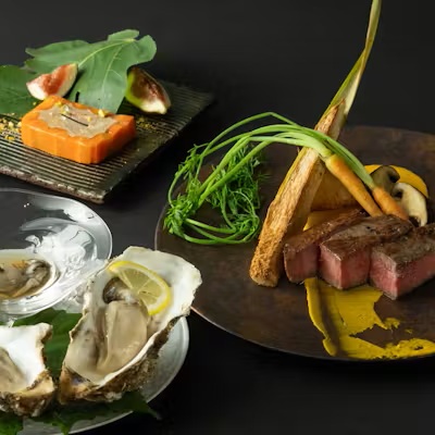 【和と洋を融合させた新感覚の料理】無農薬で手間暇かけてつくった野菜や果物は、形や大きさが不揃いで一般の市場には流通しないものの、その味わいや食感、香りは抜群で光り輝いています。その魅力を最大限に引き出すためにフレンチの料理人が手間暇をかけて和洋融合の新しい感覚の料理を提供します。かみしめるたびに野菜の自然の甘みやおいしさを感じられるような料理をぜひ味わってみてください。
