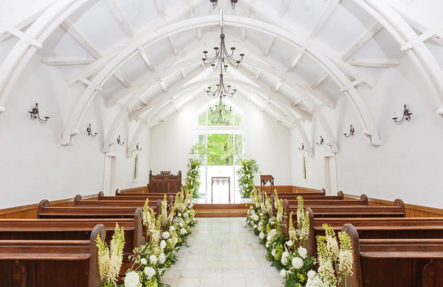 森に続くバージンロードが魅力。独立型チャペルで叶う心温まる挙式