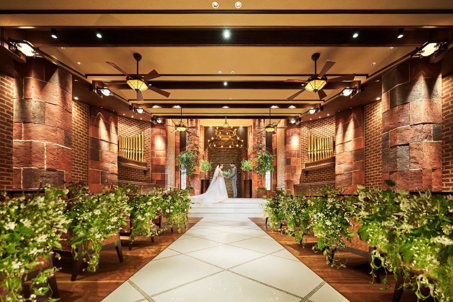 日本の美しいチャペル100選に選ばれた温もりある空間で、少人数から中人数帯にもぴったり