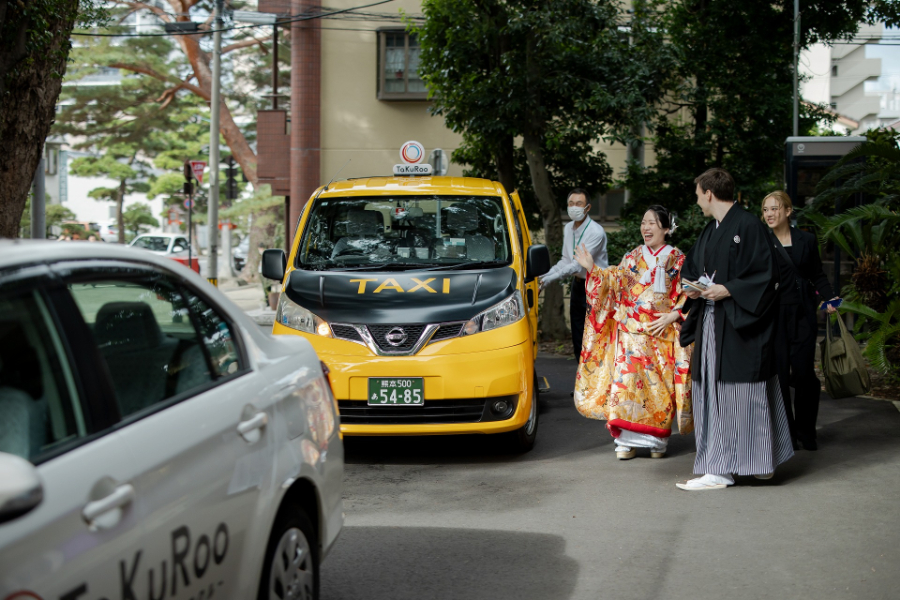 小さな結婚式からタクシーで５分の近距離。プランナー、カメラマン、美容師が同行するので安心