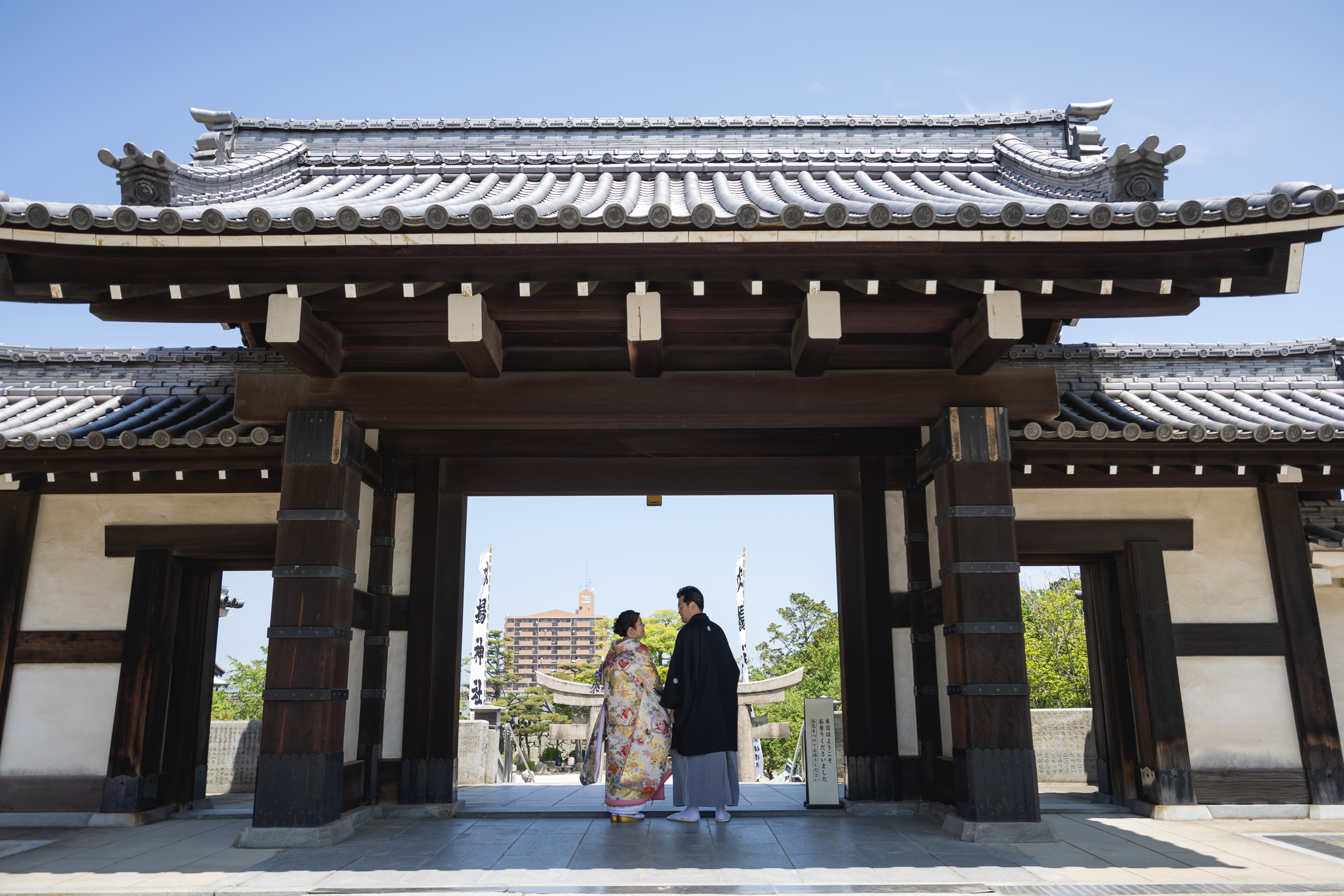 挙式後、白無垢から華やかな色打掛へ掛替が可能。雰囲気を変えて写真撮影も魅力的です。