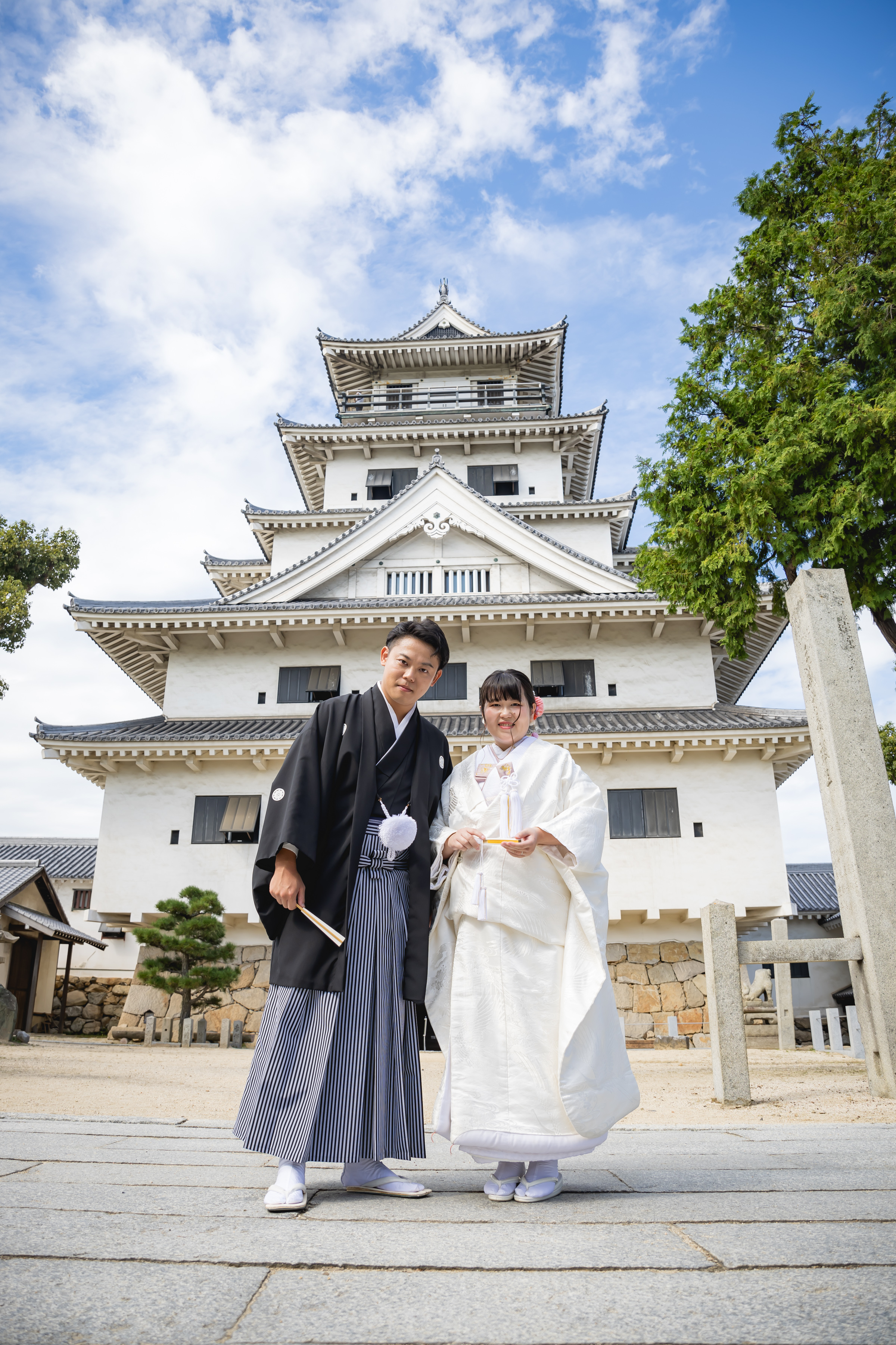 今治城の天守閣そばに佇む神社で、歴史と景観が調和した空間ならではの格式ある神前式が叶います。