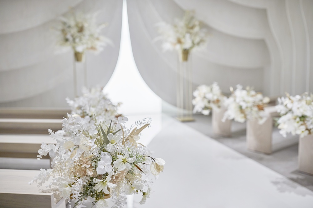 【少人数の結婚式にぴったりのチャペル】　白を基調としたシンプルで洗練された空間。大切なゲストとの距離を大切にした設計で、温もりに包まれた挙式が叶います。（ペット参加可能）