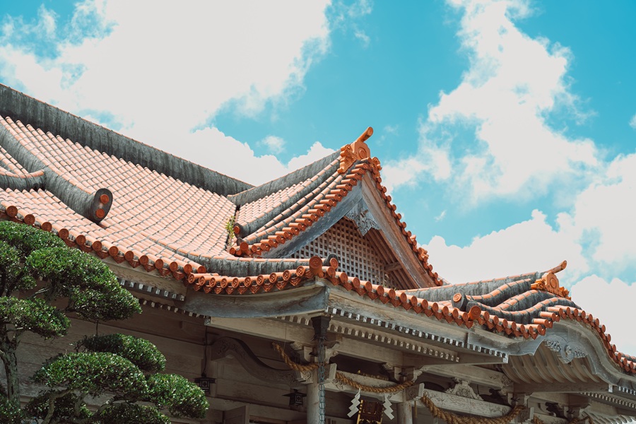 『木の温もりに包まれた格式ある拝殿と、神秘的な洞窟を有する特別な境内』境内に広がる神秘的な洞窟。古くから信仰の対象とされるこの空間は、特別な雰囲気を演出します。自然の力を感じる神聖な場所で、ふたりの誓いを交わす瞬間は、忘れられない思い出になるでしょう。