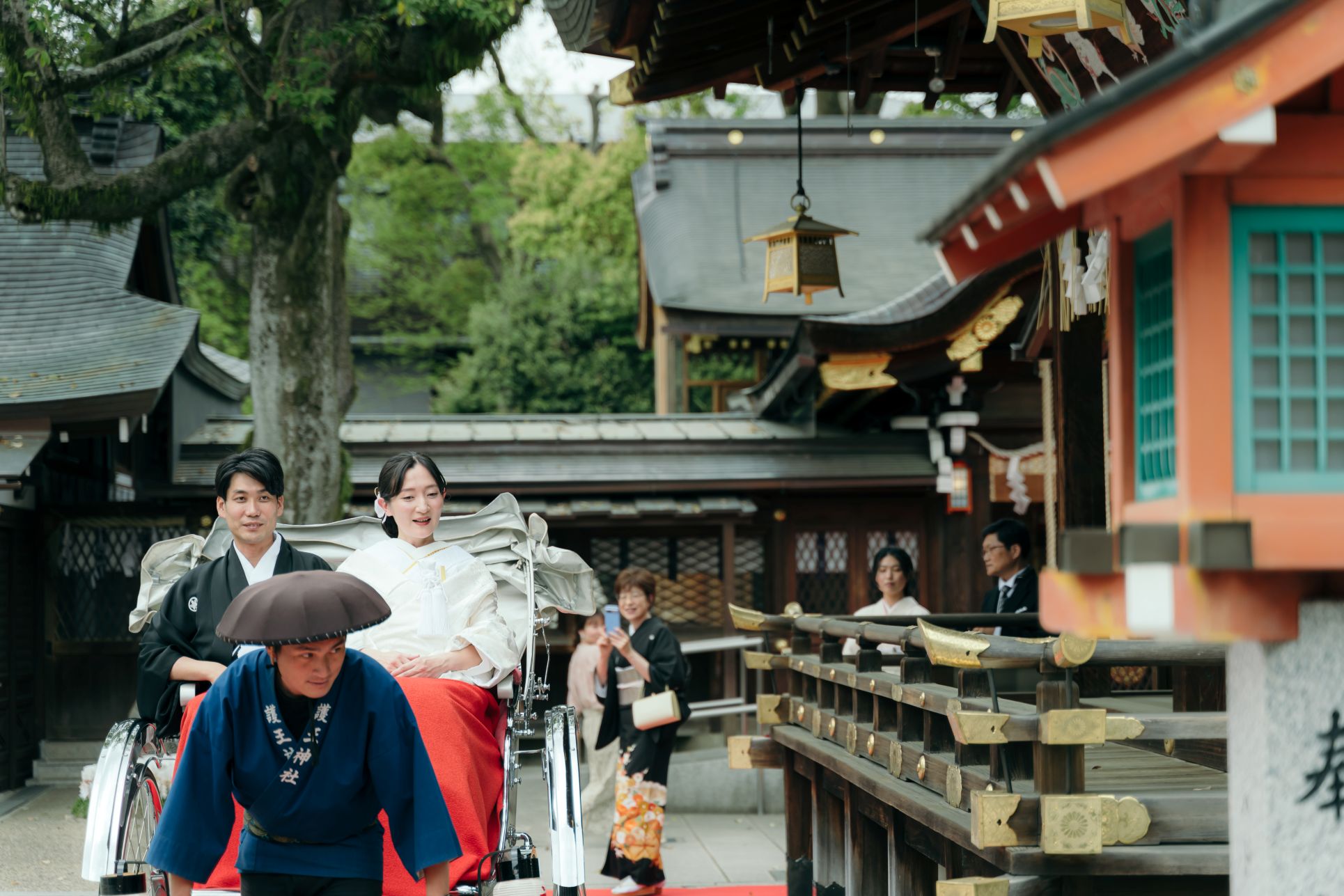 【挙式後の“人力車周遊”ができる特別な演出】護王神社の人気ポイントのひとつが「人力車（寿号）」に乗って境内や京都御所周辺を周遊できること。 挙式後にそのまま人力車で移動しながら写真撮影ができ、京都らしい特別感が味わえる演出として非常に好評です。