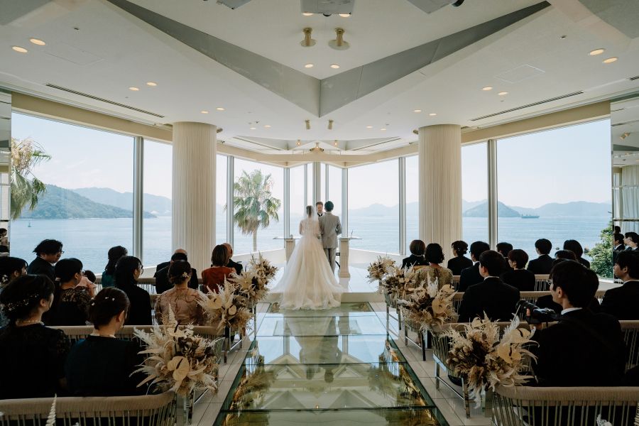 【瀬戸内海を一望できる圧巻のオーシャンビューチャペル】180度広がる瀬戸内海の景色が広がる大人気チャペル「ラ ルミエール ヌーベル」。2025年にリニューアルされ、ホワイト×サンドベージュの上質で落ち着いたデザインに。