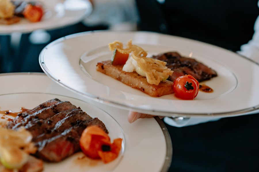 【ゲストへのおもてなしが抜群（料理・宿泊・アクセス）】JR広島駅から無料シャトルバスがあり、遠方ゲストも安心。 料理は和・洋・中から選べ、瀬戸内の食材を使った“美味しい”と口コミでも高評価。