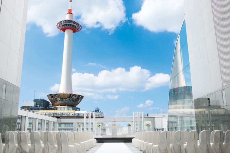 【京都駅直結の抜群のアクセス】JR京都駅直結の好立地で、遠方からのゲストも安心。 新幹線や各路線からのアクセスも良く、ご家族やご友人にも負担なくお越しいただけます。