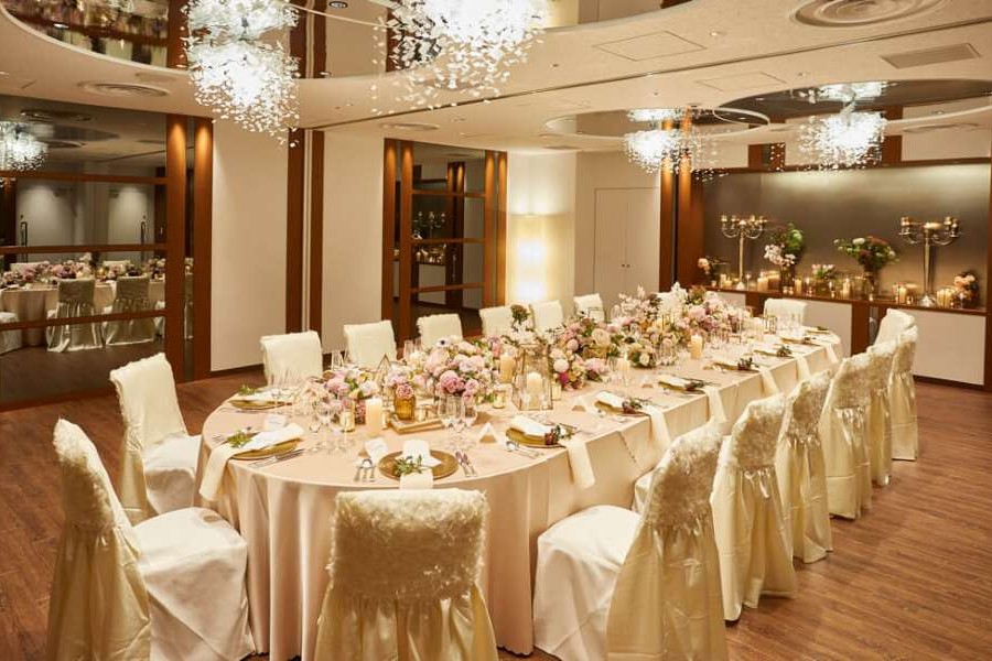 【ご家族中心の少人数ウェディングにもおすすめ】落ち着いたホテル空間で、大切なご家族やご友人と過ごす温かな結婚式。 少人数でも特別感のある、思い出に残るウェディングを叶えることができます。