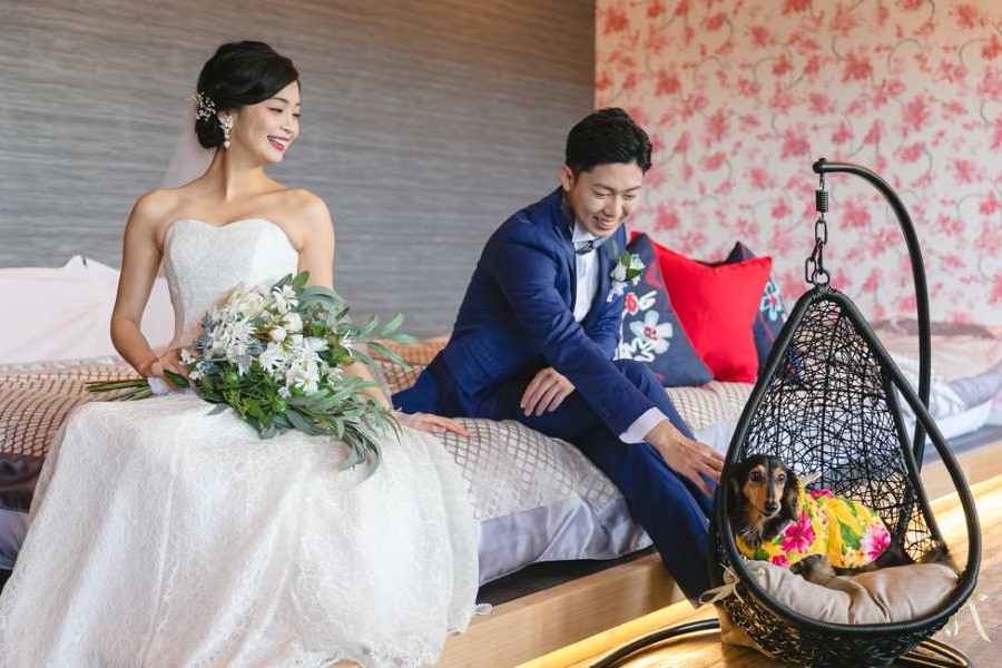 【圧倒的なプライベート感あるスイートルーム＆絶景ロケーション】箱根強羅グアムドッグ本店のスイートルームは、わずか数室のみの大人限定仕様。87㎡超の広さに専用露天風呂や170インチシアターを備え、まるで邸宅を貸し切ったような贅沢な空間です。 外の喧騒から離れ静かに過ごせる環境は、プライベート感を重視した結婚式にぴったり