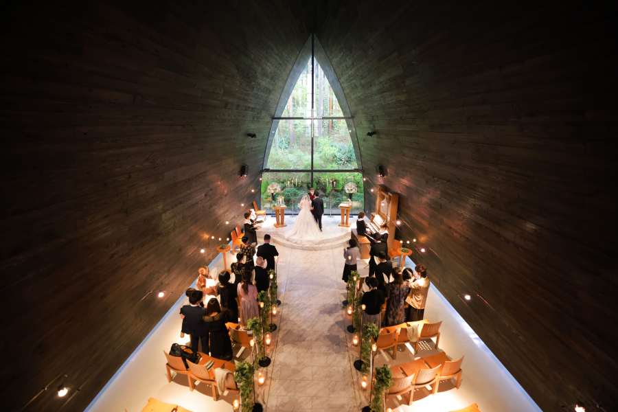 【四季の自然に包まれる独立型チャペルが圧倒的に美しい】天井高8mの祭壇奥に広がる大きな窓から、季節ごとに表情を変える森が望める圧巻のロケーション。 木の香りと柔らかな自然光が溢れる神秘的な空間は、参列者の口コミでも「幻想的」「心に残る」と高評価です。