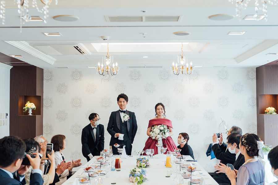 【少人数から対応できるアットホームな会食・パーティ会場】親族中心の小規模会食に最適な会場から、人数に合わせて選べる複数のパーティ会場が用意されています。 自然光の入る空間でゆったり過ごせ、ゲストとの距離も近いアットホームな時間が叶います。