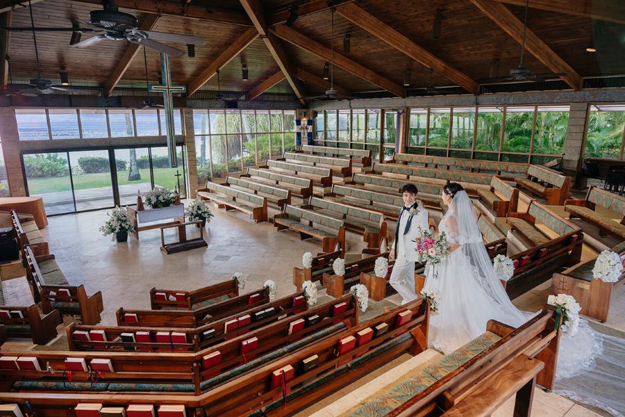 オアフ島で唯一！祭壇越しに海を望む“本物のオーシャンフロント教会”