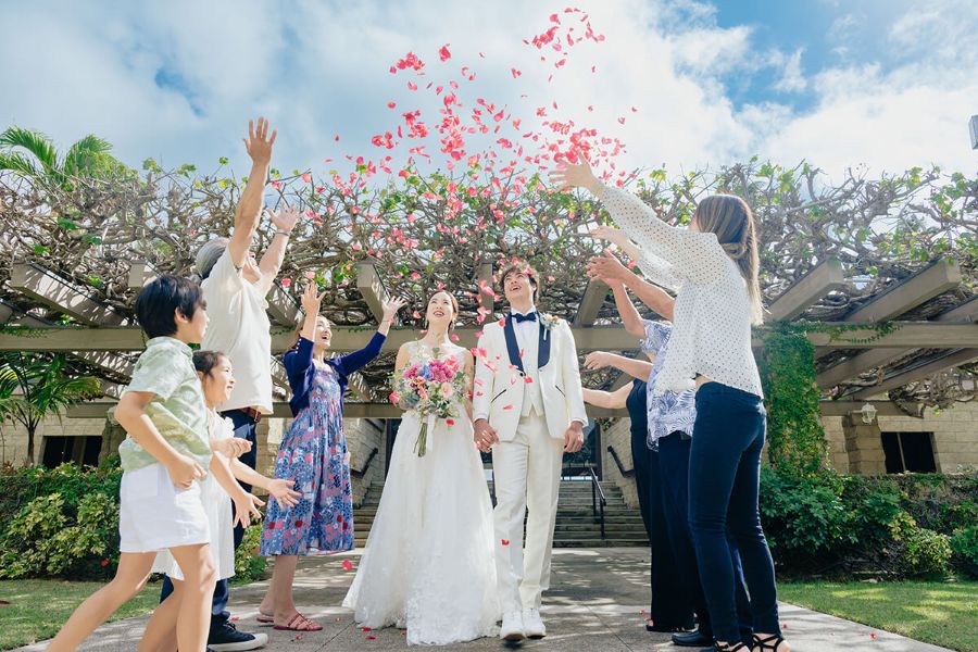 挙式後は海辺ガーデンでフォト＆ハワイアンセレモニーを満喫