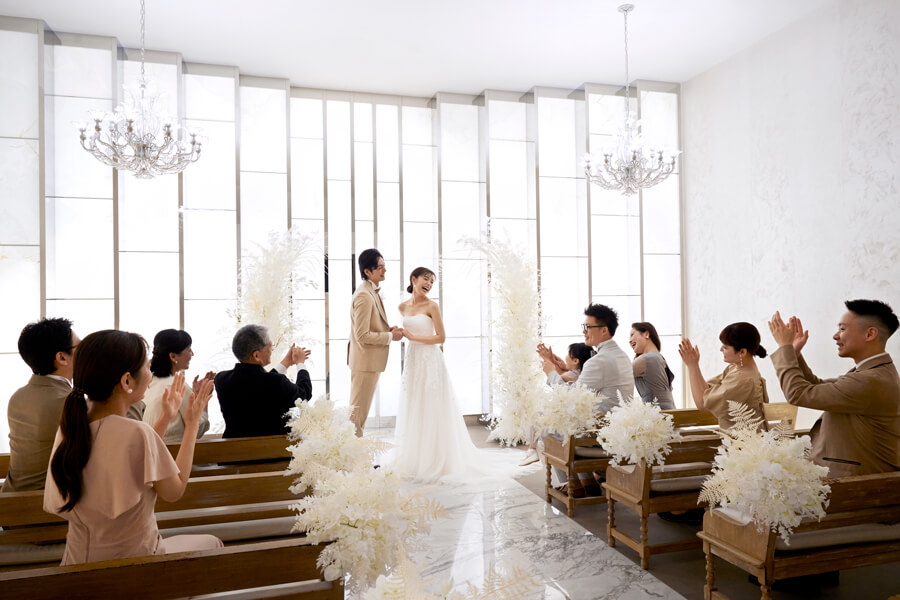 白を基調にシャンデリア輝く、美しい少人数専用全天候型チャペル。