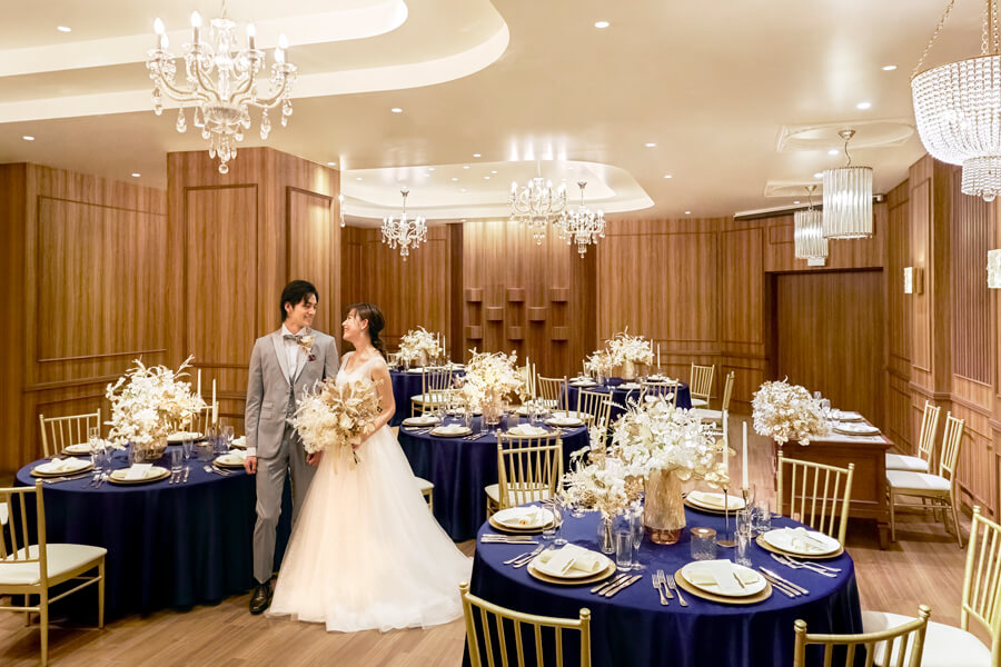 チャペルから歩いてすぐ、家族や親族にちょうどいい大きさ。落ち着きのある食事会場で、出来立ての料理をおもてなし。