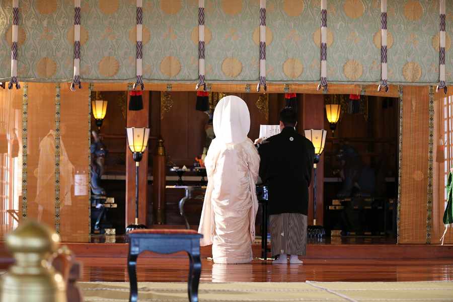 【皇室にも崇敬される格式ある舞台で本格神前式】日枝神社は皇室や歴代将軍に崇敬されてきた東京五社の一つ。檜造りの社殿で雅楽や巫女舞とともに伝統的な儀式が執り行われ、古式ゆかしい厳かな神前式が叶う。格式ある挙式を望む二人に最適。