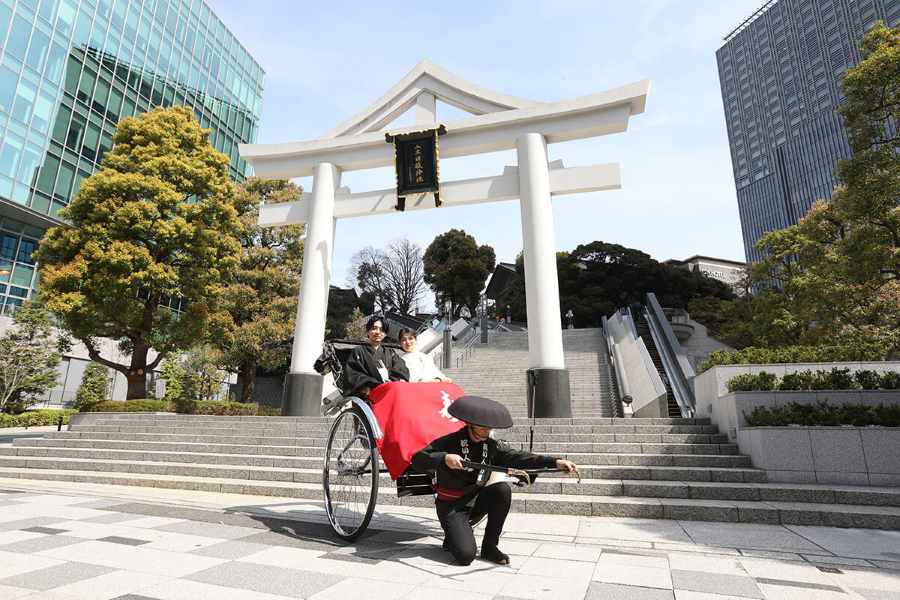 【アクセス良好＆参列しやすい利便性の高さ】溜池山王駅や国会議事堂前駅から徒歩数分と好アクセス。境内にはエスカレーターもあり、年配のゲストも安心。都心でありながら参列しやすく、披露宴会場も周辺に多く組み合わせがしやすい。