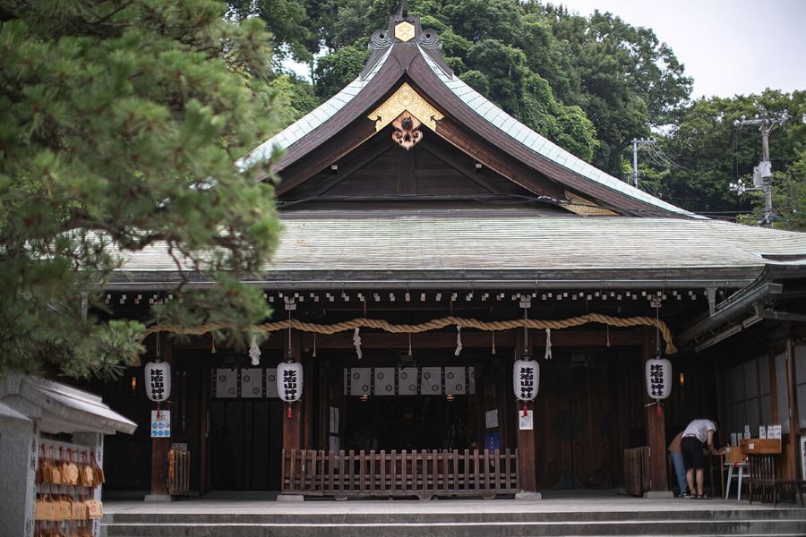 江戸時代から続く、比治山の麓に鎮座する歴史深い神社