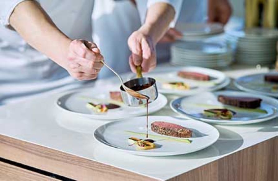 【クオリティの高いおもてなし】 ホテルならではのプロフェッショナルなスタッフによる、スムーズで心温まるサービスちと絶品の料理が特別な一日を彩ります。