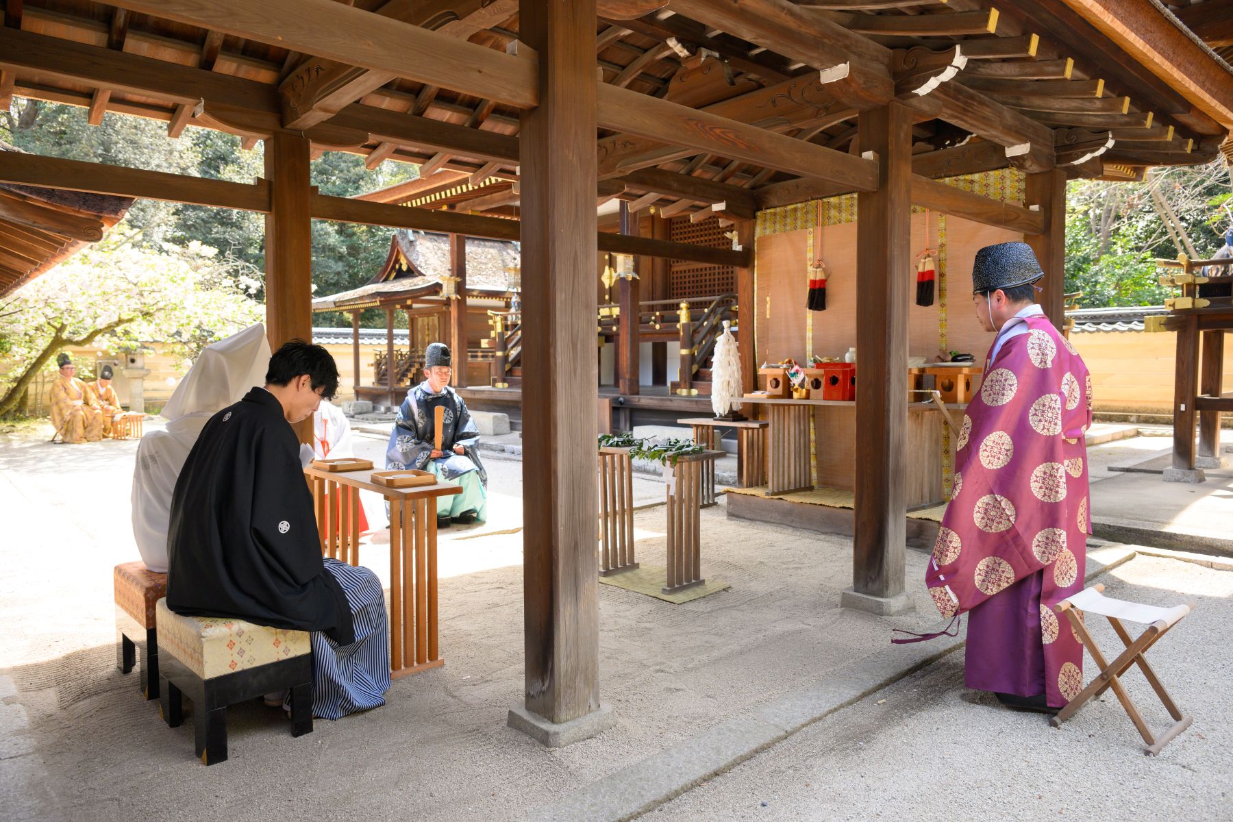 【重厚な歴史と格式高い本殿】奈良時代末期創建、平安遷都に伴い移築された由緒ある神社で、本殿は国の重要文化財に指定されています。