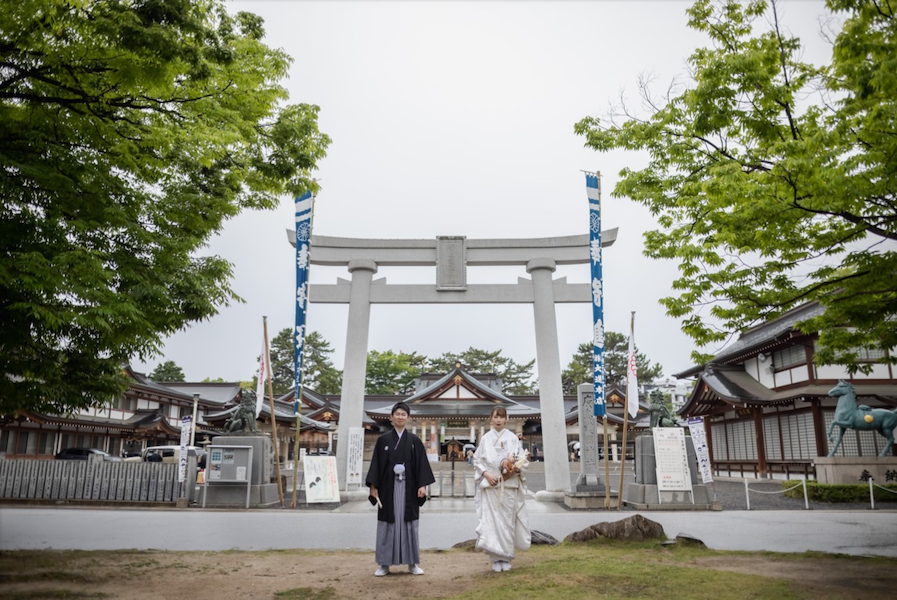 広島市中心部にあり、県庁前駅やバスセンターから徒歩圏内。挙式後の会食会場も周辺にホテル・レストランが多数あり、移動がスムーズ。遠方ゲストにも優しい利便性が魅力です。
