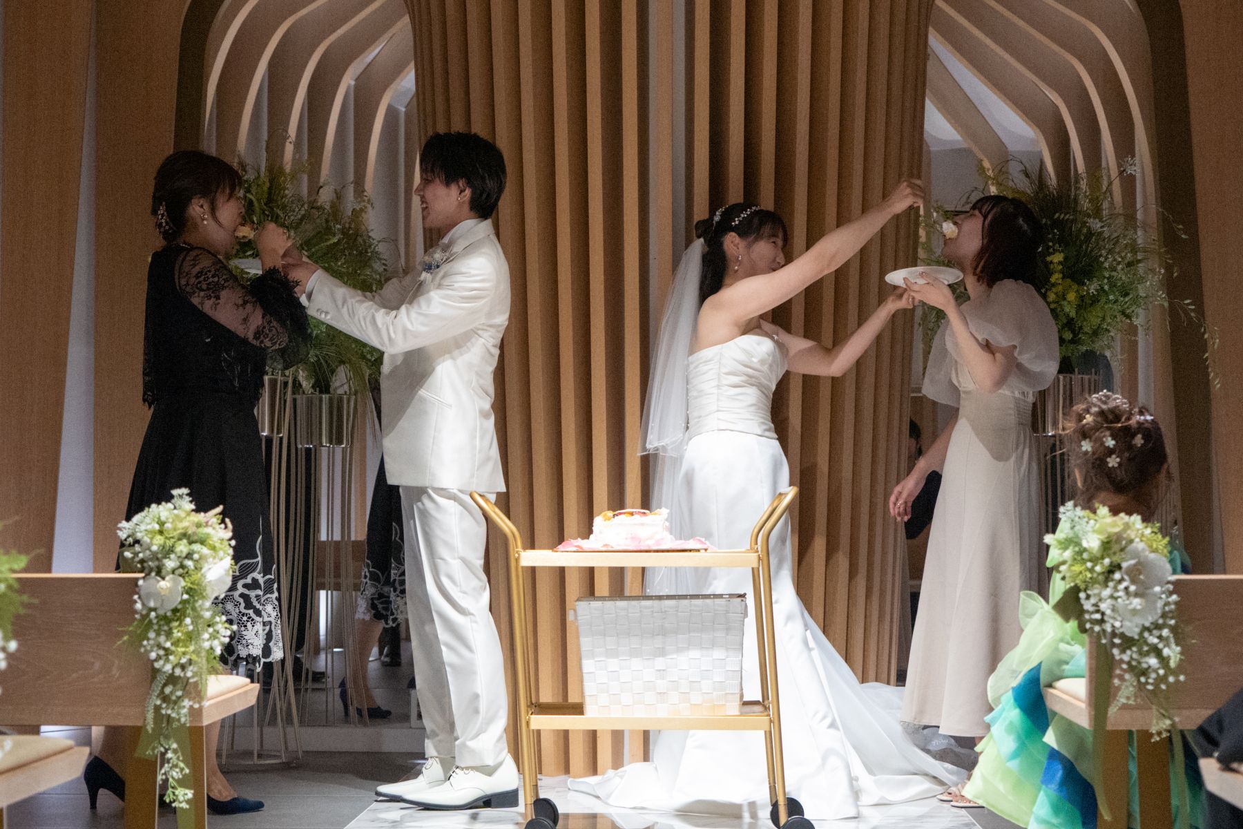 【経験豊富なプランナー＆柔軟な提案が叶う】少人数専門式場ならではの、豊富な経験を持つプランナーが丁寧に対応いたします。また、 「ペット挙式OK」「挙式のみ／豊富な会食プラン」「フォトウェディング」など、柔軟なプランを用意しています。