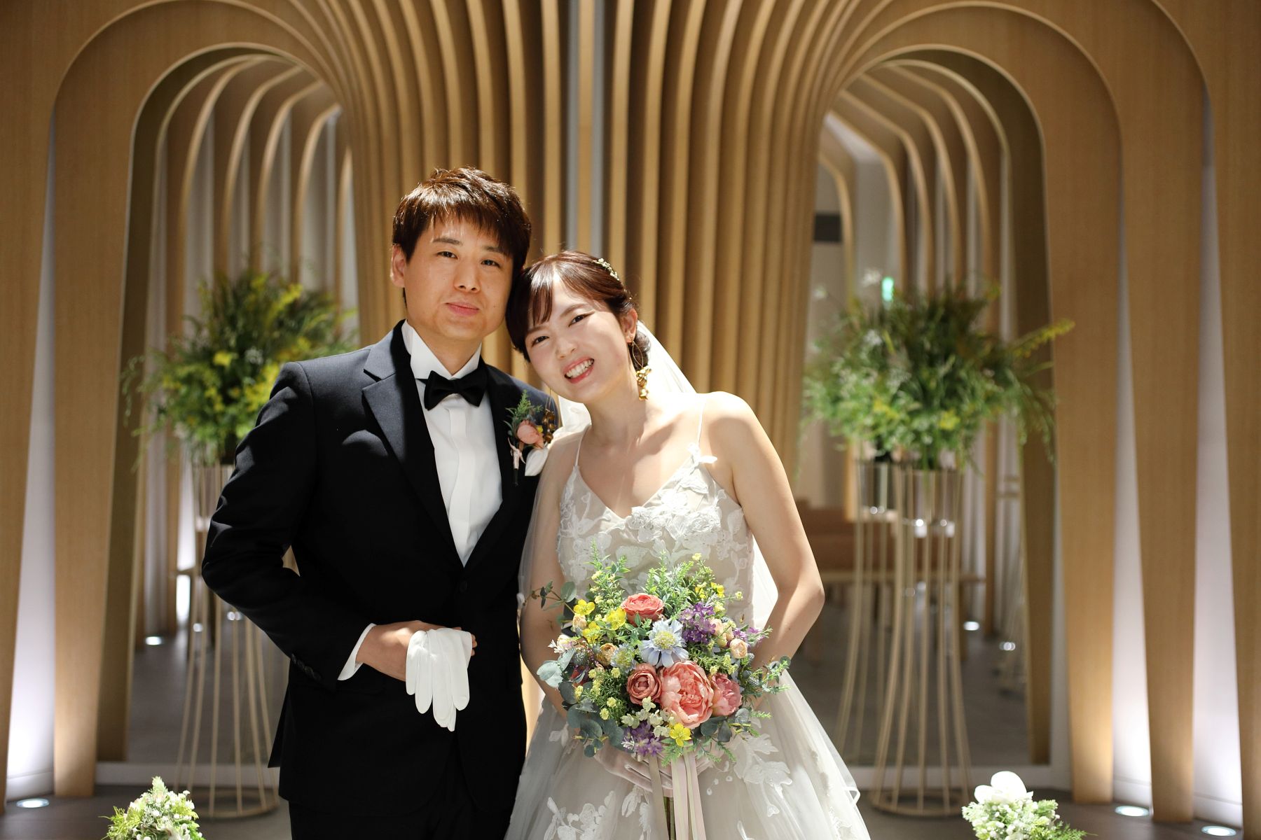 【自然素材に包まれた温もりのチャペル】大木のような木のアーチが特徴で、温かみのあるナチュラル空間。ゲストとの距離も近く、家族婚にぴったり