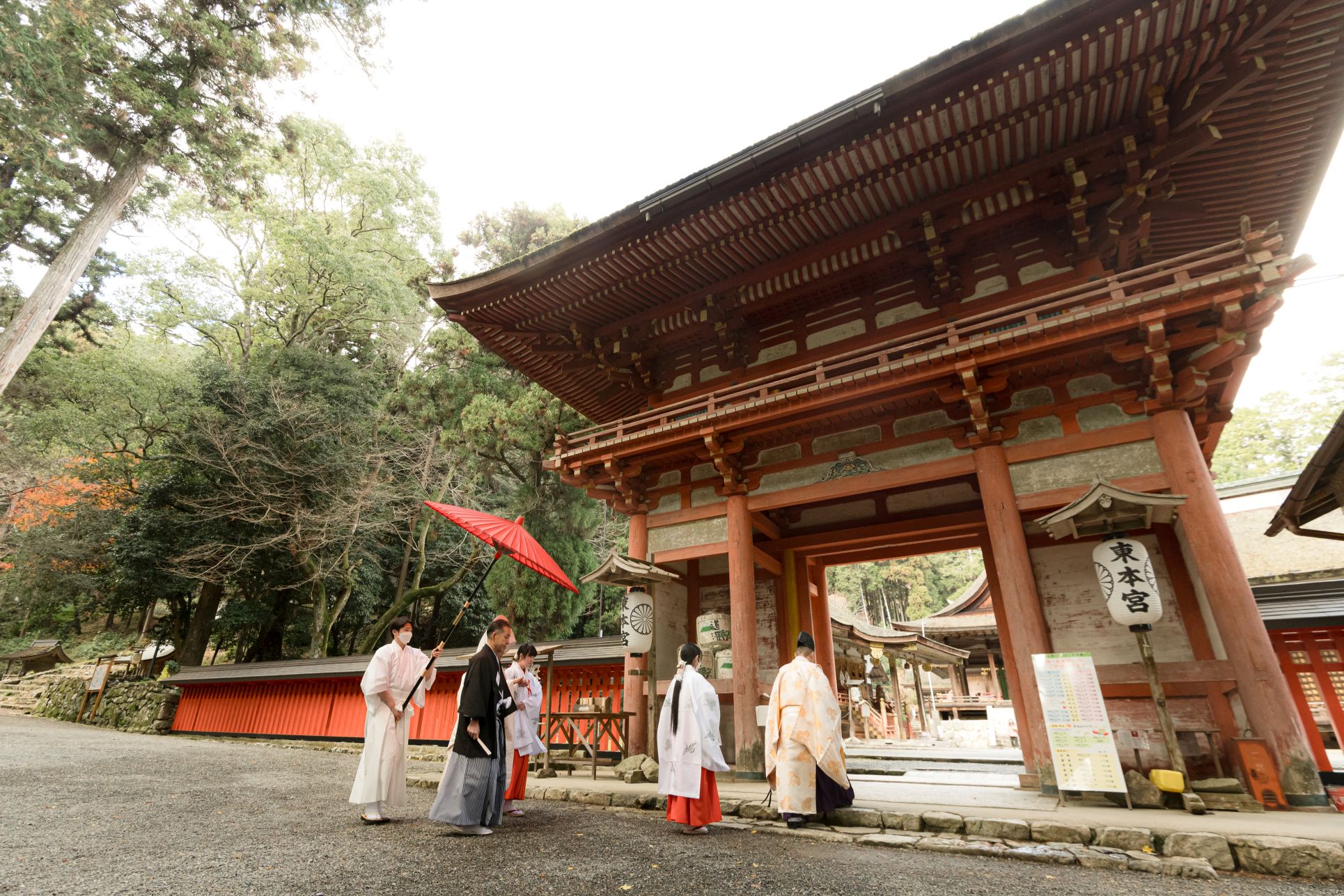 【国宝「東本宮」で挙げる格式高い神前式】ここは山王祭で「夫婦の神様の結婚式を再現する場所」とされ、特別な意味を持つ神聖なスポットです。　