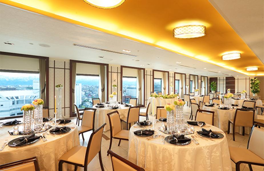 【富山駅からアクセスしやすい好立地】 遠方からのゲストも安心のアクセス。 富山駅から訪れやすい便利な立地で、県外からのご家族やご友人にも負担なくお越しいただけます。宿泊施設も併設されているため、結婚式の前後もゆったりとお過ごしいただけます。