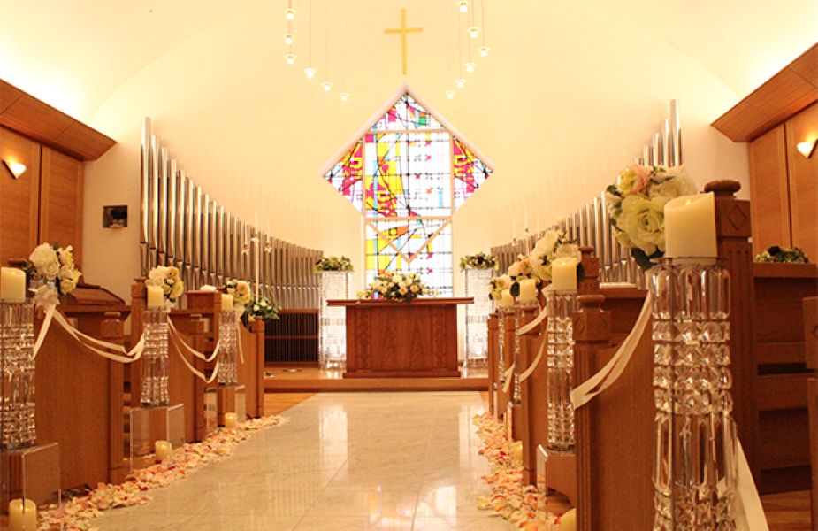 【少人数でも叶う、アットホームな結婚式】 ご家族中心の少人数ウェディングにもぴったり。 ホテルならではの落ち着いた会場で、大切な人たちとゆったりとした時間を過ごす温かな結婚式を叶えることができます。