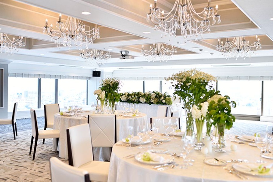 日本海と新潟の街並みが一望できる三面ガラス張りの煌めくスカイバンケット