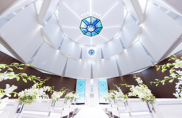 “永遠の絆”を意味するダイヤモンドをモチーフにした神聖な空間で挙式が叶います。