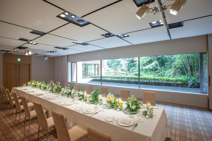 【少人数でも叶う特別感のあるウェディング】ご家族中心の少人数結婚式にもぴったり。 落ち着いたホテル空間で、大切な方々とゆっくり過ごす温かな結婚式を実現できます。