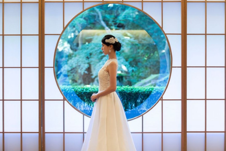 【和の趣を感じる京都ならではのロケーション】京都・東山エリアに佇むホテルで、周辺には歴史ある寺社や美しい街並みが広がります。 京都らしい雰囲気を感じながら、思い出に残る結婚式を叶えることができます。