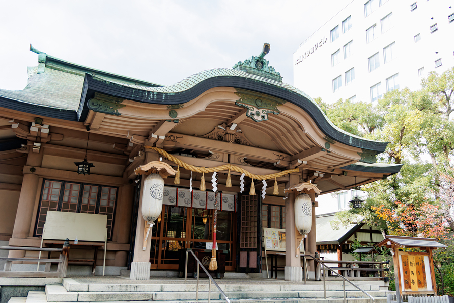 大阪・本町に鎮座する坐摩神社は、古くから地域の人々に親しまれてきた由緒ある神社です。
本殿で執り行われる神前結婚式は、厳かな雰囲気の中で日本の伝統を大切にした誓いが叶います。
歴史と格式に包まれながら、人生の節目にふさわしい特別な一日を迎えられるのが大きな魅力です。