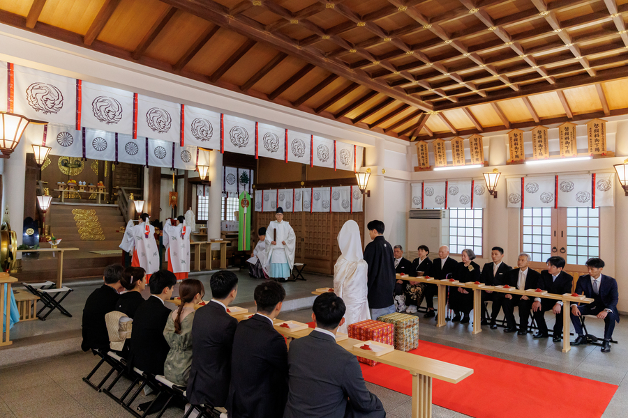 拝殿には最大60名まで参列できるため、ご親族はもちろん、ご友人にも晴れの日を見届けてもらえます。
神社挙式では珍しく多くのゲストと感動を共有できるのが魅力。
温かな祝福に包まれながら、おふたりとご両家の新たな門出を心に残るかたちで迎えられます。
