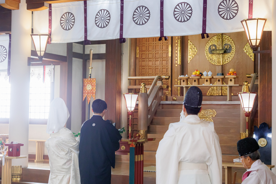 坐摩神社では、ご本殿にて古式ゆかしい神前結婚式を執り行っています。
雅楽や神職による厳かな儀式の中で交わす夫婦の誓いは、現代の結婚式では味わえない特別な感動を演出。
日本ならではの伝統と文化を感じながら、ご両家の絆を深める結婚式が叶います。