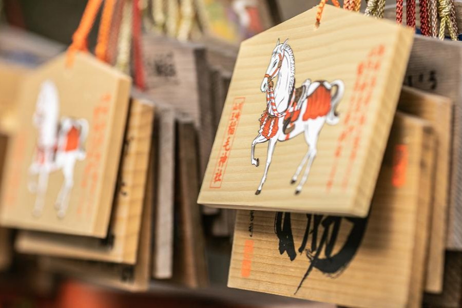 【「勝」と「和」の神様に見守られる由緒ある神前式】稲毛神社は、困難に“勝ち”、家庭と人との“和”を大切にする御神徳を持つ神様を祀る神社。 新しい人生にふさわしい門出を力強く後押ししてくれると人気です。 伝統儀式（参進・巫女舞・雅楽など）も含まれ、古式ゆかしい雰囲気の中で本格的な神前式が叶います。