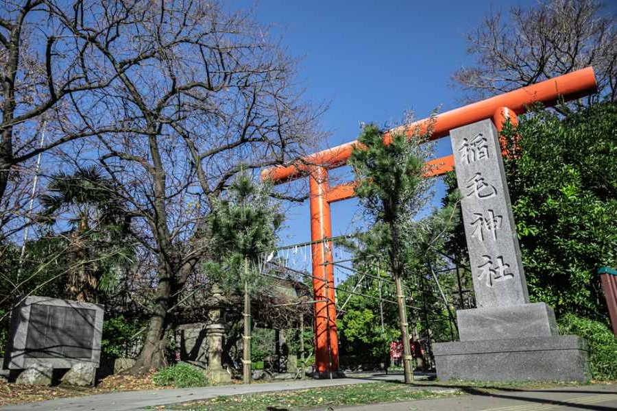【アクセス抜群！川崎駅徒歩7分の便利な立地】JR川崎駅・京急川崎駅から徒歩約7分とアクセスが非常に良く、 遠方のゲストやご家族にも負担が少ない点が魅力です。 境内には控室や美容室も揃っており、移動が少なくスムーズな挙式ができるのも安心ポイント。