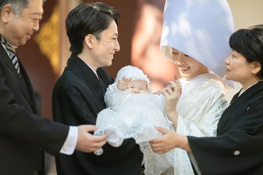 【少人数婚にも対応しやすいシンプルで選びやすいプラン】参列可能人数は40名と、家族中心の挙式にも最適。 「挙式のみ」から「会食付きプラン」まで選べ、 小さな結婚式のパックプラン（低価格・短期間準備OK）との相性も良い神社です。 衣装・カメラマン持ち込み可、控室完備など自由度の高いサポート体制も嬉しいポイントです。