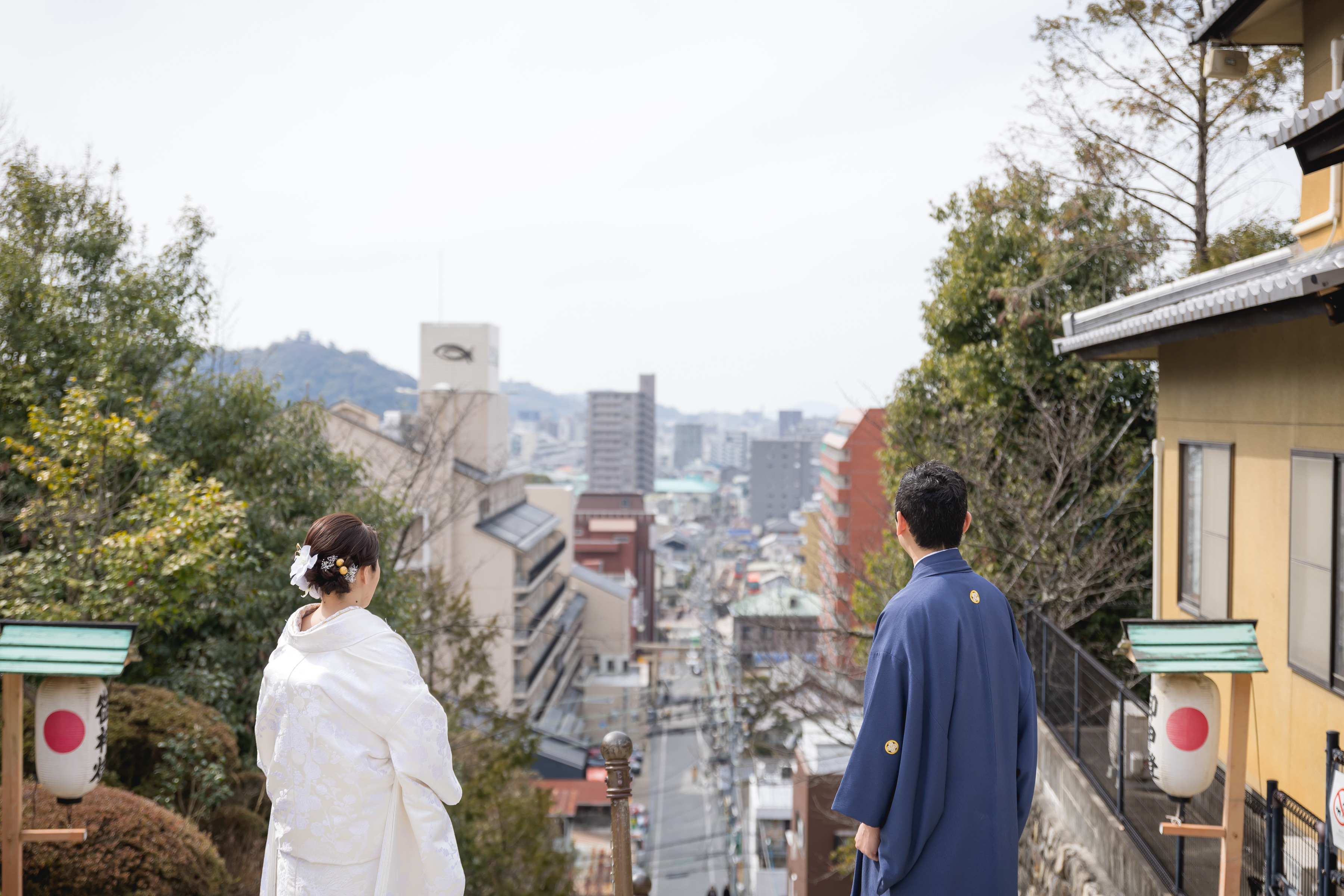 長い石段を上った先に広がる、見晴らしの良い高台に佇む伊佐爾波神社。周辺には人気の観光地・道後温泉があり、神社での厳かな挙式とあわせて、道後の街を楽しめるロケーションプランも人気です♪さらに、挙式後は料亭でこだわりのお料理を囲み、大切なゲストをおもてなしできる会場もご紹介。おふたりらしい一日を叶える、道後ならではの魅力が詰まっています。