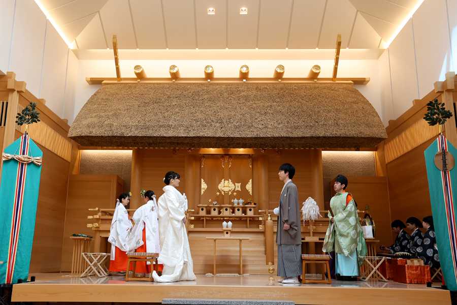 【屋内神楽殿も完備で天候に左右されない安心の挙式】本殿（屋外）だけでなく、自然光が差し込むモダンな館内神楽殿でも挙式可能。 天候に関係なく本格的な神前式ができるため、年配ゲストや小さなお子様にも安心。 バリアフリー対応で移動もスムーズです。