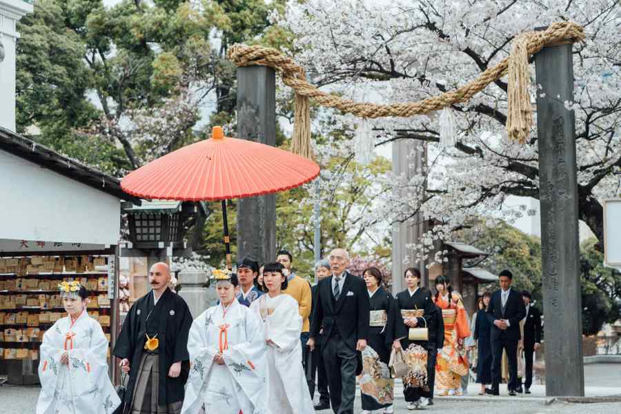 【少人数婚に最適な“落ち着いた進行＆必要なサポートが揃った安心プラン”】少人数挙式に特化しているため、 新郎新婦と家族がしっかり向き合えるアットホームな時間がつくりやすいのが魅力です。 神前式で行われる「参進」などの儀式は、神職や巫女が丁寧に作法を説明してくれるため、初めてでも安心して臨めます。 また、伊勢山皇大神宮は本殿と屋内の神楽殿があり、天候を問わず厳かな式が叶うため、少人数でもきちんとした神前式を挙げたいカップルにぴったりです。