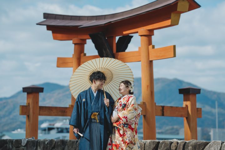 【世界遺産の神秘的なロケーション】厳島神社の朱塗りの社殿・海上回廊・大鳥居はどこを切り取っても絵になるため、 圧倒的に写真映えする神前式が叶います。 特に満潮時は海の上に浮かんでいるような神秘的な景観