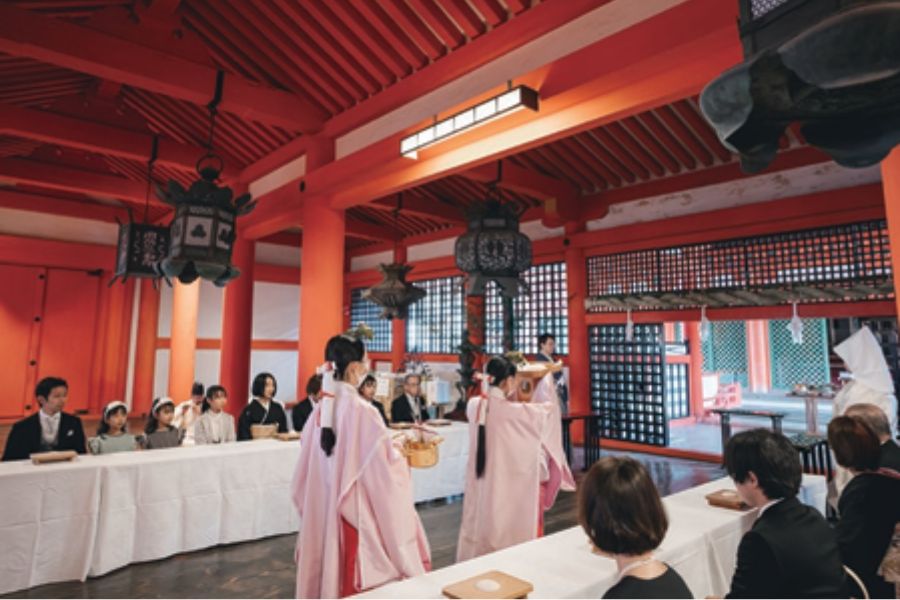 【雅楽の“生演奏”による格式高い挙式】厳島神社では、雅楽の生演奏 が挙式中に流れます。 日本の古典音楽が響く中での挙式は、 格式と厳かさが段違いです。