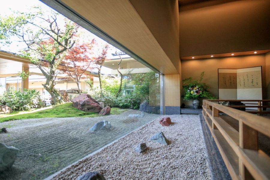 「プロが選ぶ日本のホテル・旅館100選」 総合第1位を獲得。四季折々の大自然6000坪の日本庭園がゲストをもてなします。