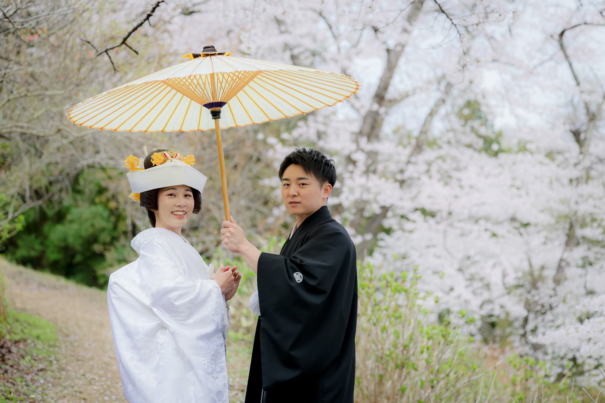 季節により異なる、金蛇水神社を囲む景色。春は桜、春は新緑、秋は紅葉、冬や雪景色・・挙式の後には会食も可能なので、ご相談ください。